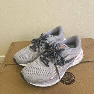 BROOKS Adrenaline GTS 21 Womens 6.5 lilac ONLY WORN TWICE